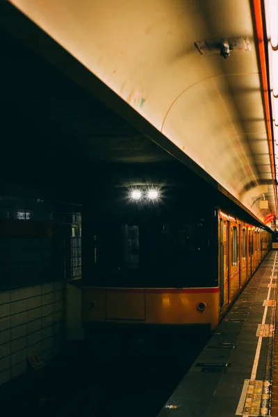 Tunnelbanetåg Anländer Till Stationen Tokyo — Stockfoto