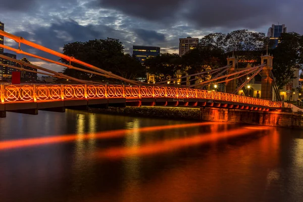 Antiguo Puente Iluminado Sobre Río Singapur Atardecer — Foto de Stock