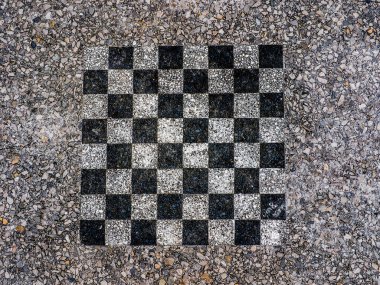 Satranç tahtası ve parçaları Zürih İsviçre 'de parkta.