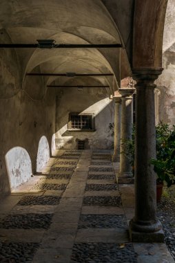 Ortaçağ evlerinin avlusu