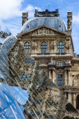 Paris 'teki binaların simetrik yansımaları