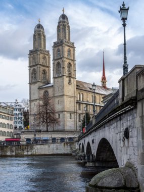 Limmat 'ın nehir tarafından Zürih' teki Grossmunster Katedrali 'nin görüntüsü