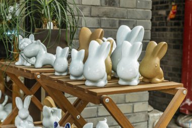 Pekin caddesinde dekoratif porselen tavşanlar