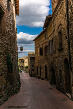 Toskana 'da San Gimignano' da küçük bir ortaçağ caddesi.
