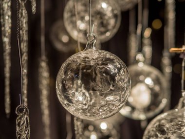 İsviçre 'deki tipik Noel pazarında el yapımı süslemeler.