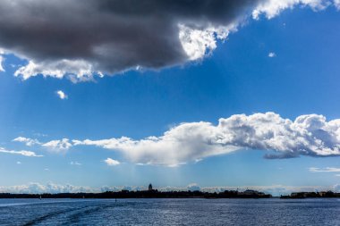 Yazın güneşli bir günde Helsinki gökyüzü manzarası