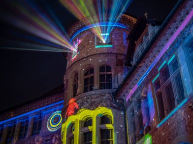 İsviçre 'deki Noel pazarında ışık gösterisi