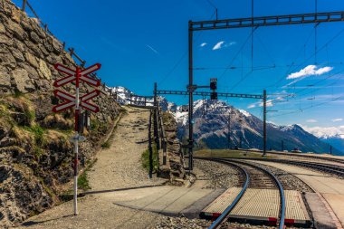 İsviçre Alplerindeki Bernina Geçidi 'nden geçen tren.