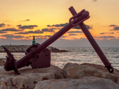 Akdeniz kıyısındaki paslı çapayla Akdeniz 'de gün batımı