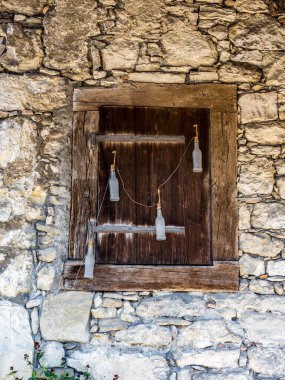 İsviçre kırsalındaki eski pencere