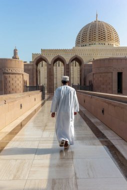 Sabahın erken saatlerinde Muscat Büyük Camii 'ne giderken tipik bir Umman elbisesi giyer.