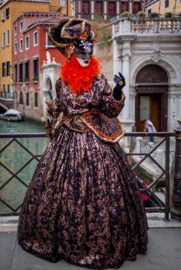 Venedik, İtalya - 7 Şubat 2018: Piazza San Marco 'da renkli Venedik kostümü ve maskeli kadın 