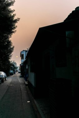 Gündoğumunda Pekin 'deki geleneksel barakanın dar sokağı.