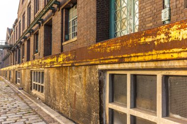 Berlin limanındaki sanayi depoları binaları kırmızı tuğlalarla kaplıyor.