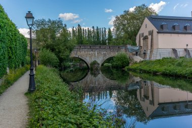 Lüksemburg 'daki Alzette Nehri' ne yansıyan taş köprü.