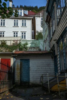 Sonbaharda Bergen 'in tarihi merkezinde renkli arka sokaklar
