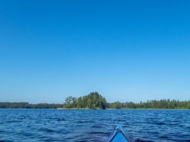 Finlandiya 'daki sakin Saimaa gölünde kanoya binmek