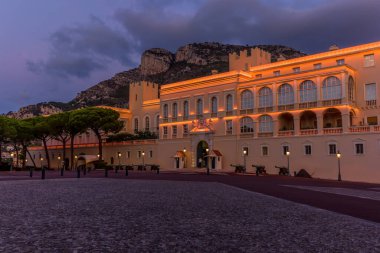 Monte Carlo, Monako - 6 Eylül 2017: Monako Prensi 'nin kalesinin ön cephesi.
