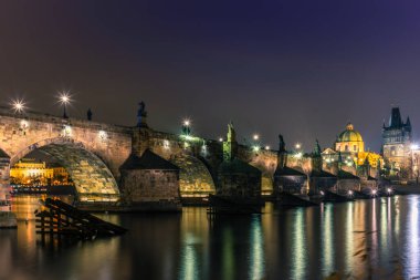 Soğuk kış gecelerinde Prag 'daki Charles Köprüsü ve Vltava Nehri manzarası