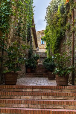Toskana 'da San Gimignano' da küçük bir ortaçağ caddesi.