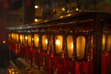 Budist tapınağındaki güzel Çin fenerleri Man Mo, Hong Kong