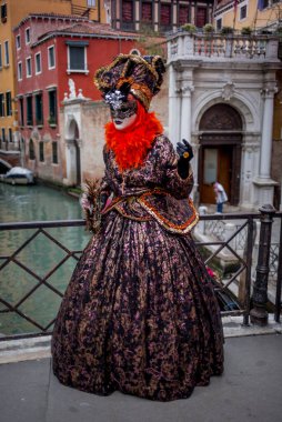 Venedik, İtalya - 7 Şubat 2018: Piazza San Marco 'da renkli Venedik kostümü ve maskeli kadın 