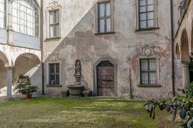 Ortaçağ evlerinin avlusu