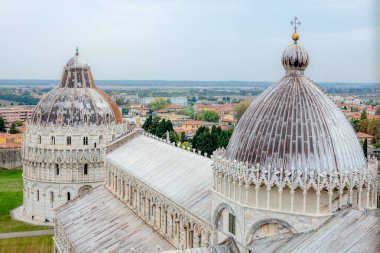 Sonbahar günü Pisa katedralinin çatısı ve kubbesinin detayları