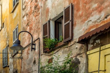 İtalyan Valtellina 'sında Tirano' nun dar sokağının manzarası