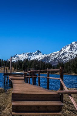 Engadin 'deki Alp Gölü' nün İskelesi