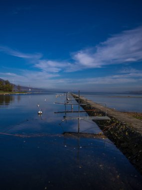 İsviçre gölündeki iskele.