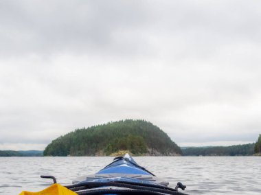 Finlandiya 'daki sakin Saimaa gölünde kanoya binmek