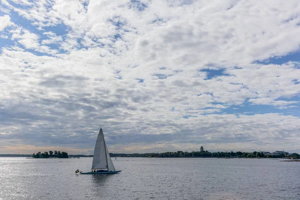 Lonely Sailing Boat Skyline Helsinki Background — 스톡 사진