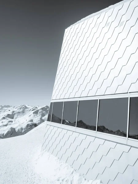 Schweizer Alpen Spiegeln Sich Den Fenstern Moderner Schutzhütten — Stockfoto