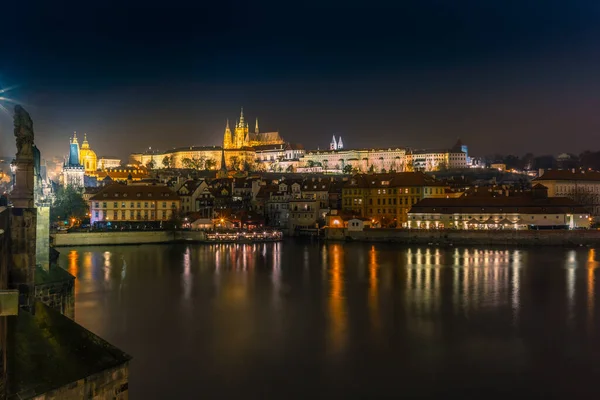 Vista Del Horizonte Del Castillo Praga Los Edificios Ribereños Farolas —  Fotos de Stock