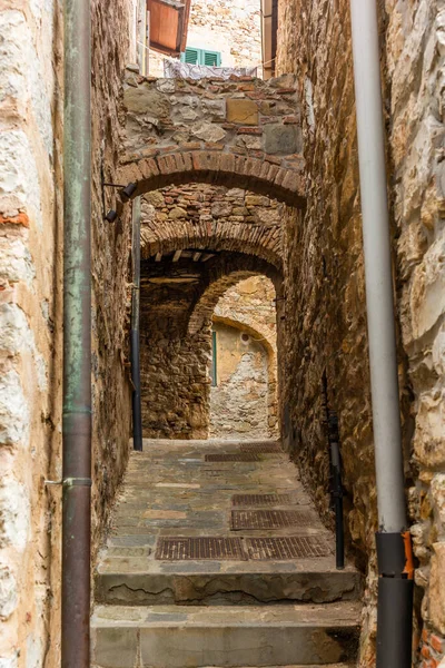 Bunte Enge Straße Der Mittelalterlichen Stadt Campiglia Marittima Der Toskana — Stockfoto