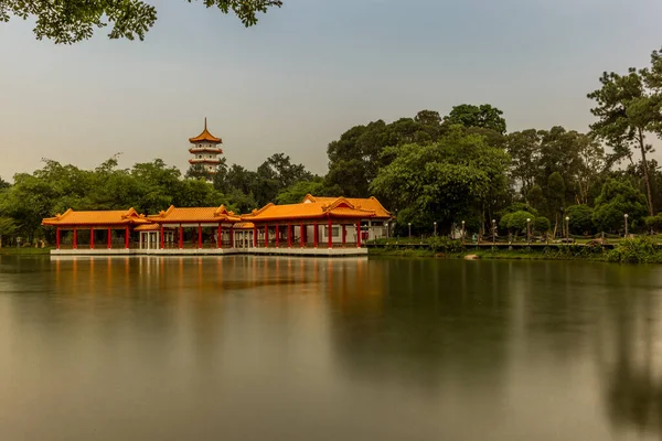 シンガポールの中国庭園の湖に映る中国の大理石の橋寺院 — ストック写真