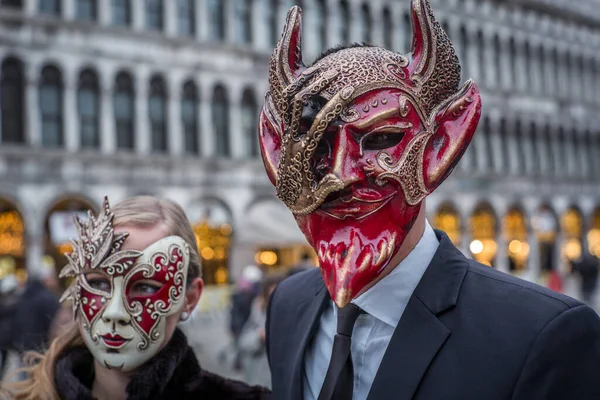 Venice Italy February 2018 Couple Colorful Venetian Costumes Masks Piazza — Stock Photo, Image