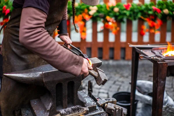 Blacksmith Hammering Red Hot Horse Nail Czech Christmas Market Prague — ストック写真