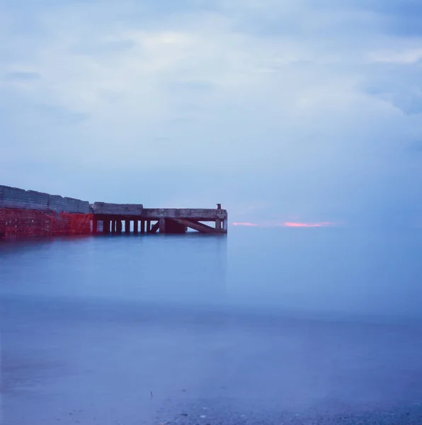 Verlassene Seebrücke Toskanischen Meer Herbst Bei Sonnenuntergang Mit Langzeitbelichtung Durch — Stockfoto