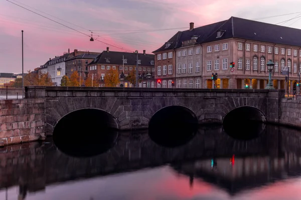 Zonsondergang Kopenhagen Oud Kanaal Met Boten Huizen Reflecterend Het Kalme — Stockfoto