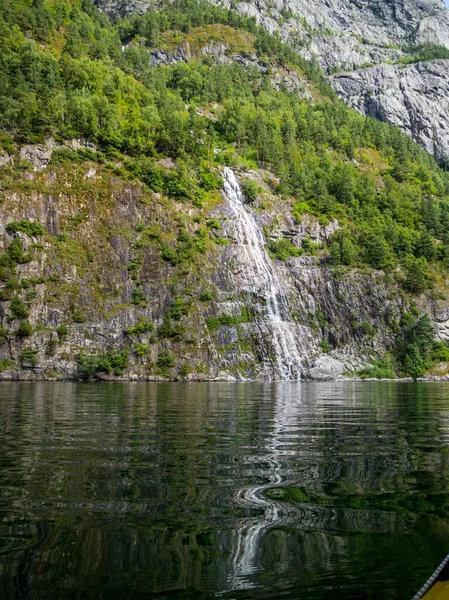 Исследуя Удивительный Naerofjord Норвегии Каяком — стоковое фото