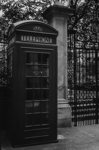 アナログフィルムで撮影されたロンドンの古典的な英国の電話ブース — ストック写真