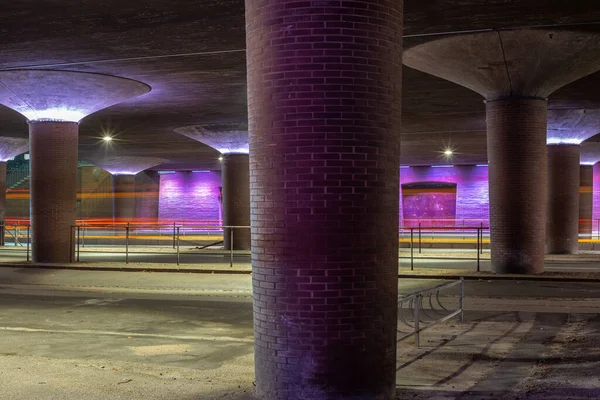 Violeta Iluminado Paso Subterráneo Debajo Puente Autopista Copenhague Dinamarca — Foto de Stock