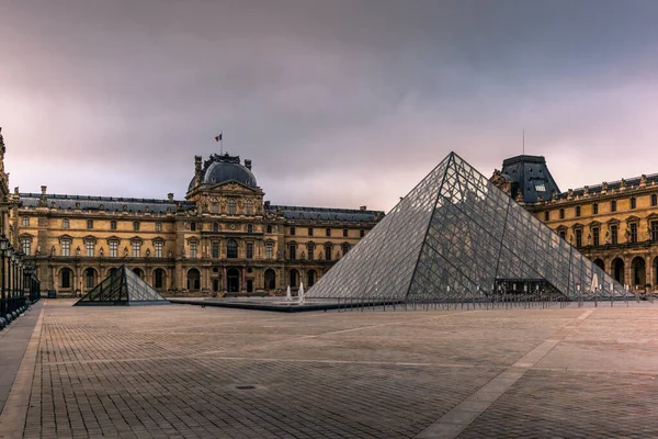 Sabahın erken saatlerinde Paris 'teki Louvre Müzesi' nin meydanı.