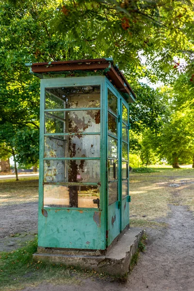 Opuszczona Budka Telefoniczna Brukowanej Ulicy Suomenlinna Finlandii — Zdjęcie stockowe