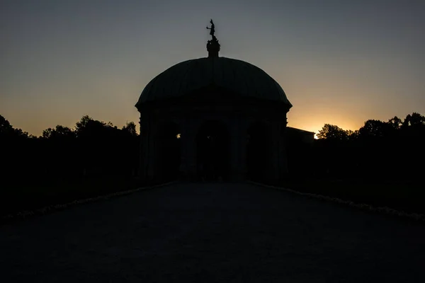 Silhueta Pavilhão Nos Jardins Ingleses Munique Pôr Sol — Fotografia de Stock