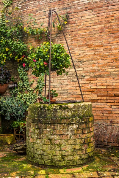Poço Velho Água Medieval Vila Pequena Medieval Típica Toscana — Fotografia de Stock