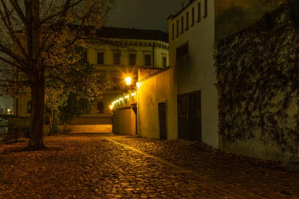 Velhas Ruas Paralelepípedos Edifícios Cidade Velha Praga Noite Outono — Fotografia de Stock