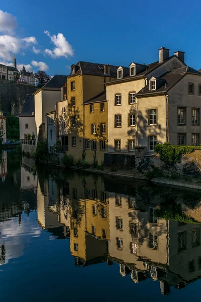 Kolorowe Budynki Odzwierciedlające Rzekę Alzette Luksemburgu — Zdjęcie stockowe